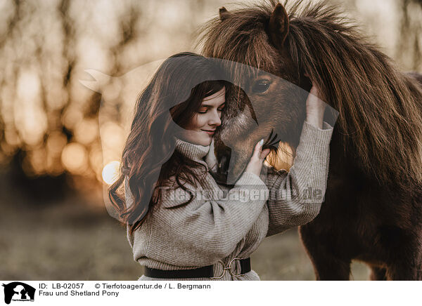Frau und Shetland Pony / LB-02057
