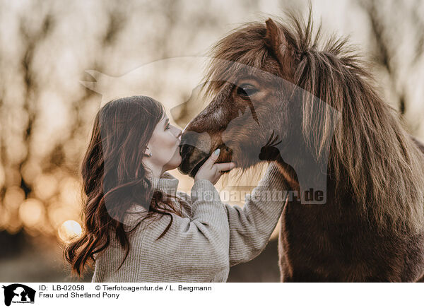 Frau und Shetland Pony / LB-02058
