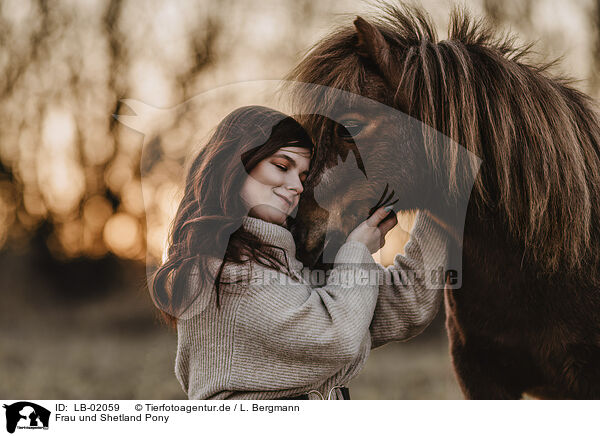 Frau und Shetland Pony / LB-02059