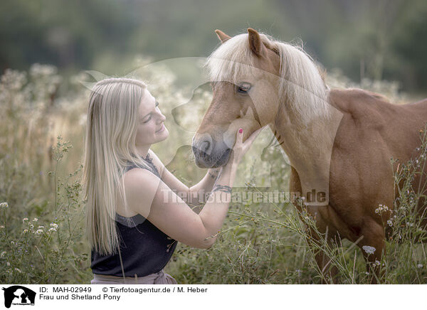 Frau und Shetland Pony / MAH-02949