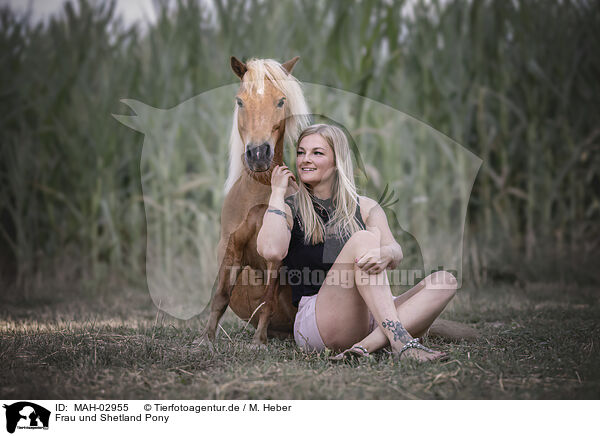 Frau und Shetland Pony / MAH-02955