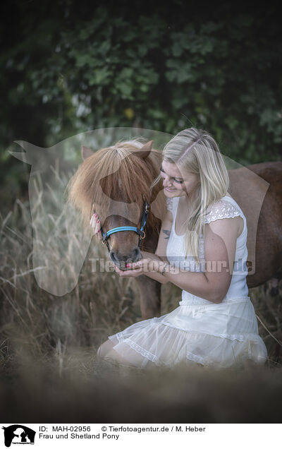 Frau und Shetland Pony / MAH-02956