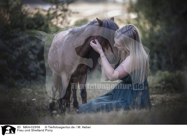 Frau und Shetland Pony / MAH-02958