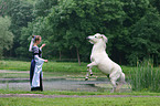 Frau mit steigendem Pony