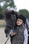 Mdchen und Shetlandpony