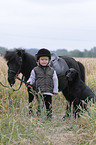 Mdchen und Shetlandpony