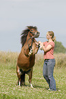 Frau mit Shetland Pony