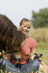 Frau mit Shetland Pony