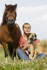 Frau mit Shetland Pony