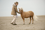 Frau mit Shetland Pony