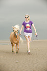 Frau mit Shetland Pony