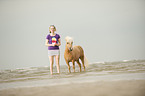 Frau mit Shetland Pony