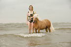 Frau mit Shetland Pony