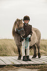 Mdchen und Shetland Pony