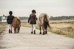 Kinder mit Shetland Ponies