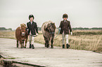 Kinder mit Shetland Ponies