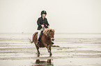 Junge reitet Shetland Pony