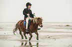 Junge reitet Shetland Pony