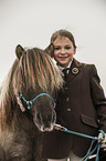 Mdchen und Shetland Pony