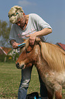 Frau und Shetland Pony Hengst