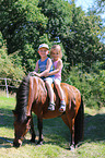 Kinder und Shetlandpony