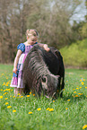 Mdchen und Shetland Pony