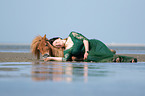 Frau und Shetland Pony