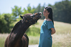 Frau mit Shetlandpony