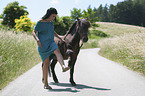 Frau mit Shetlandpony