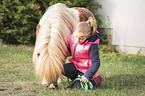Mädchen und Shetland Pony