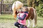 Mdchen und Shetland Pony