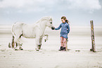 Mdchen und Shetland Pony