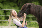 Frau und Shetland Pony