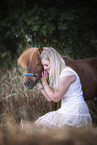 Frau und Shetland Pony