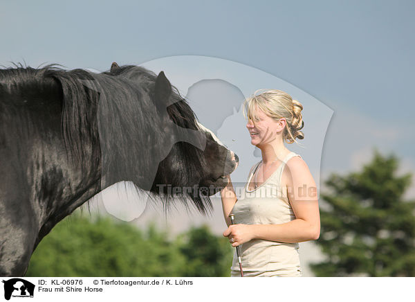 Frau mit Shire Horse / woman with Shire Horse / KL-06976