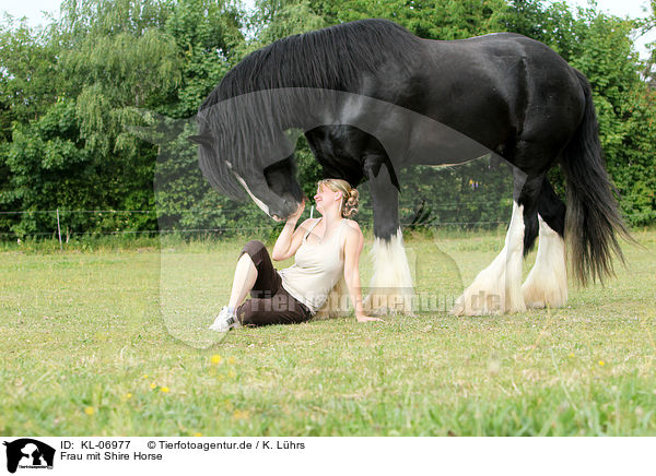 Frau mit Shire Horse / KL-06977