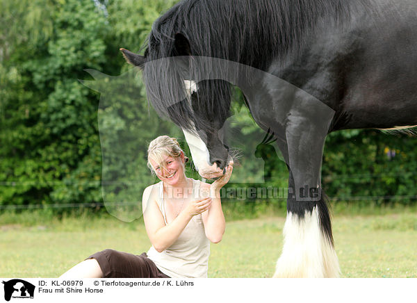Frau mit Shire Horse / KL-06979