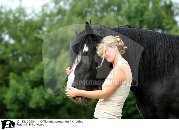 Frau mit Shire Horse / KL-06984