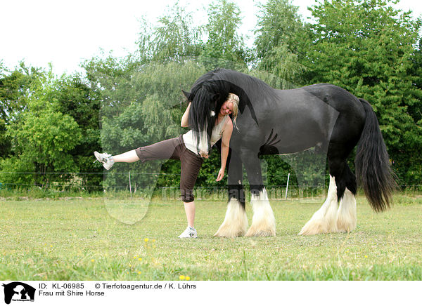 Frau mit Shire Horse / KL-06985