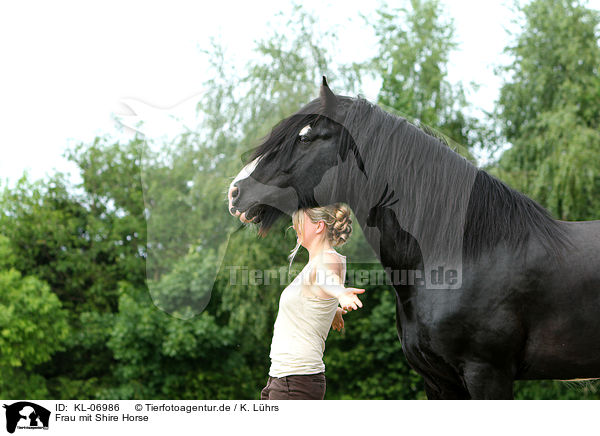 Frau mit Shire Horse / woman with Shire Horse / KL-06986