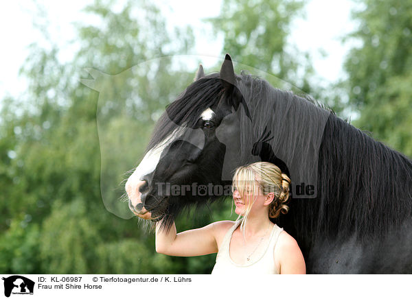 Frau mit Shire Horse / KL-06987