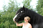 Frau mit Shire Horse