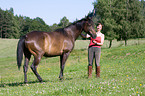 Frau mit Trakehner