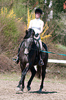 Frau reitet Trakehner