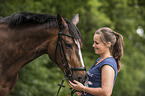 Frau und Trakehner