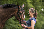 Frau und Trakehner