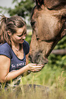 Frau und Trakehner