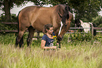 Frau und Trakehner