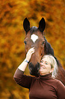 Frau mit Trakehner