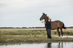 Frau mit Trakehner